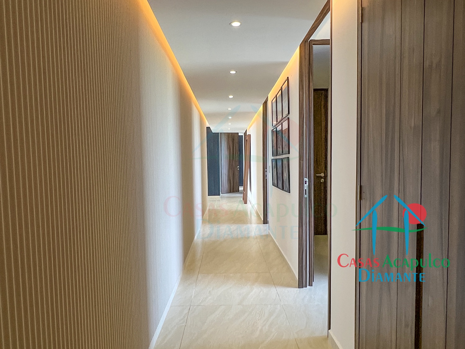 La Isla Emerald M8 - Pasillo 1 La Isla Emerald M8 - Pasillo 1